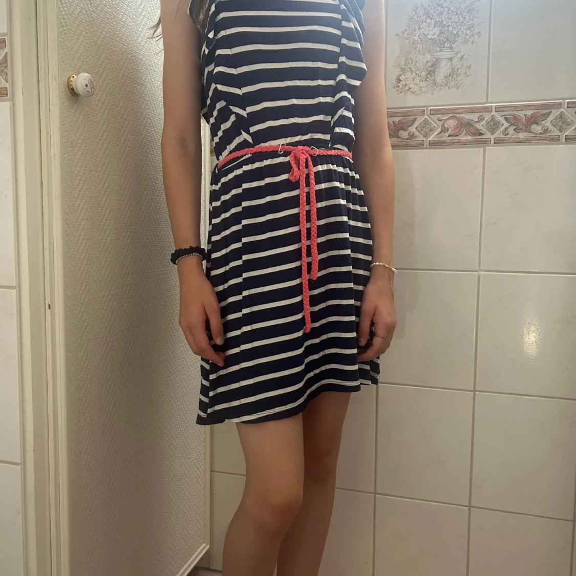 Randig marinblå kortklänning med bälte - 2