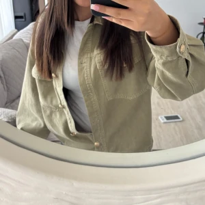 Grön jeansjacka  - Sjukt snygg grön jeansjacka med asöta guldknappar!! Inga större defekter förutom att knapparna på fickorna inte är där. Söker pga ingen användning💕