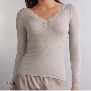 Beige långärmad topp med spetsdetaljer - Hej jag säljer min super fina tröja ifrån intemiss me ny pris på tröjan är runt 600 kr jag säljer den pågrund av att jag inte använder den❤️tröjan är lite genomskinlig men ur snygg❤️