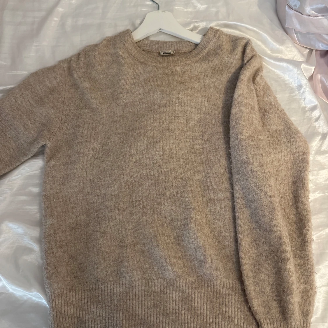 Beige stickad tröja från Pimkie