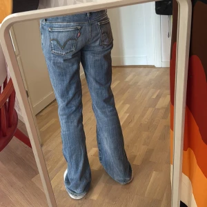 Levi's jeans - Säljer ett par assnygga Levis jeans!😍jag köpte de här på Plick förra året och gjorde om de till bootcut, de var straight från början. Jag säljer pga att jag har tröttnat på de.💕 Jag har också sytt resorband så man kan justera hur den sitter i midjan! Defekter: några pyttesmå fläckar och slitna längst ner. Tveka inte om att ställa frågor!!