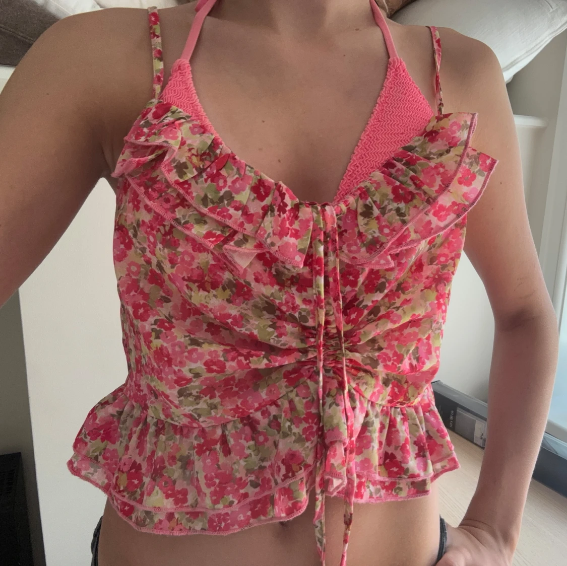 Blommig croppad linnetopp med volang - 3