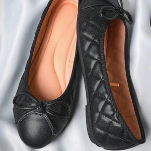 Svarta snygga ballerinaskor med rosett - Stilrena svarta ballerinaskor med söt rosettdetalj framtill samt detaljerna på sidorna. Skorna har rund tå och platt sula, vilket gör dem både snygga och bekväma. ENDAST TESTADE, alltså helt nya. 🙌🏼🙏🏼Jag köpte i storlek 36 vilket jag alltid har i skor, men dessa var för stora för mig så jag skulle säga att de passar bättre som storlek 37. 
