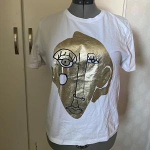 Vit t-shirt från Zara  - Säljer denna trendiga Zara T-shirten då jag inte använder den. Den är i nyskick och passar mig bra som använder M i kläder!❤️