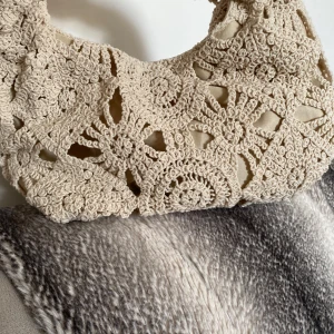 Virkad handväska - Virkad hanväska från SHEIN, aldrig använt. Väskans mått: ca 19x30cm