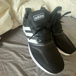 Adidas skor  - Köpte dessa adidas skor för länge sen till gymmet men använda aldrig dom då jag aldrig ens gick dit så dom är helt oanvända 