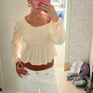 Ljusgul blus med volang - Säljer denna super snygga blus med smockad överdel och volanger🙌😙