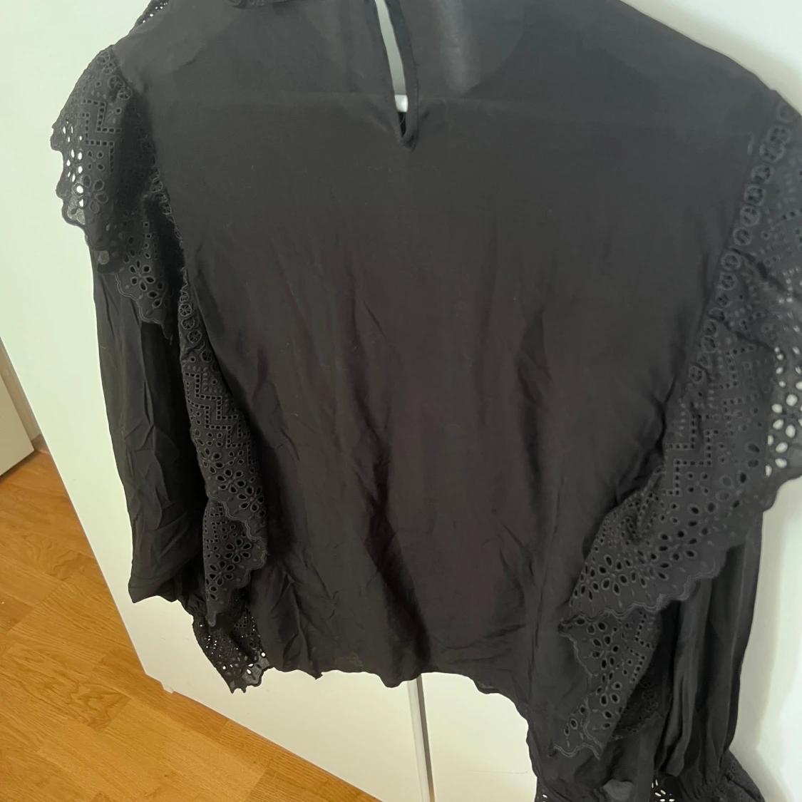 Svart blus med breda armar - 1