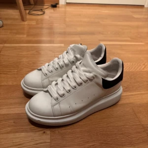 Alexander McQueens - 👟 Hej, säljer dessa Sneakers från Jordan  ⭐️ I bra condition med små märken  💬 Skriv i chat för mer ytterligare frågor  🚚 Frakt mellan 1-2 dagar