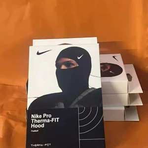 Nike Pro Therma-FIT Hood – Ny & Oanvänd | Ej i butik i Sverige - Säljer helt nya Nike Pro Therma-FIT Hoods, direktimporterade från USA. Denna modell säljs ej i svenska butiker!  🔹 Perfekt för träning, fotboll, löpning & vardag under kalla dagar 🔹 Therma-FIT-teknologi – värmande men andas 🔹 Stretchig & följsam passform – funkar under hjälm, jacka eller mössa 🔹 Stilren svart design med vit Swoosh  📦 Oanvänd i originalförpackning 📦 Flera i lager – mängdrabatt möjligt 📍 Hämtas eller skickas (köparen betalar frakt)  📩 Skicka meddelande vid intresse – snabb & seriö