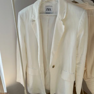 Vit kavaj från Zara i linne - Stilren vit kavaj från Zara i linne. Storlek XS 