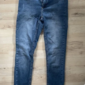 ONLY Blush mid waist skinny jeans - Snygga blå jeans från ONLY, modell Blush med midja i midwaist och skinny fit. Klassisk femficksdesign, dragkedja och knapp framtill. Jeansen har en lätt tvättad look och är tillverkade i stretchig bomullsdenim för en bekväm passform.