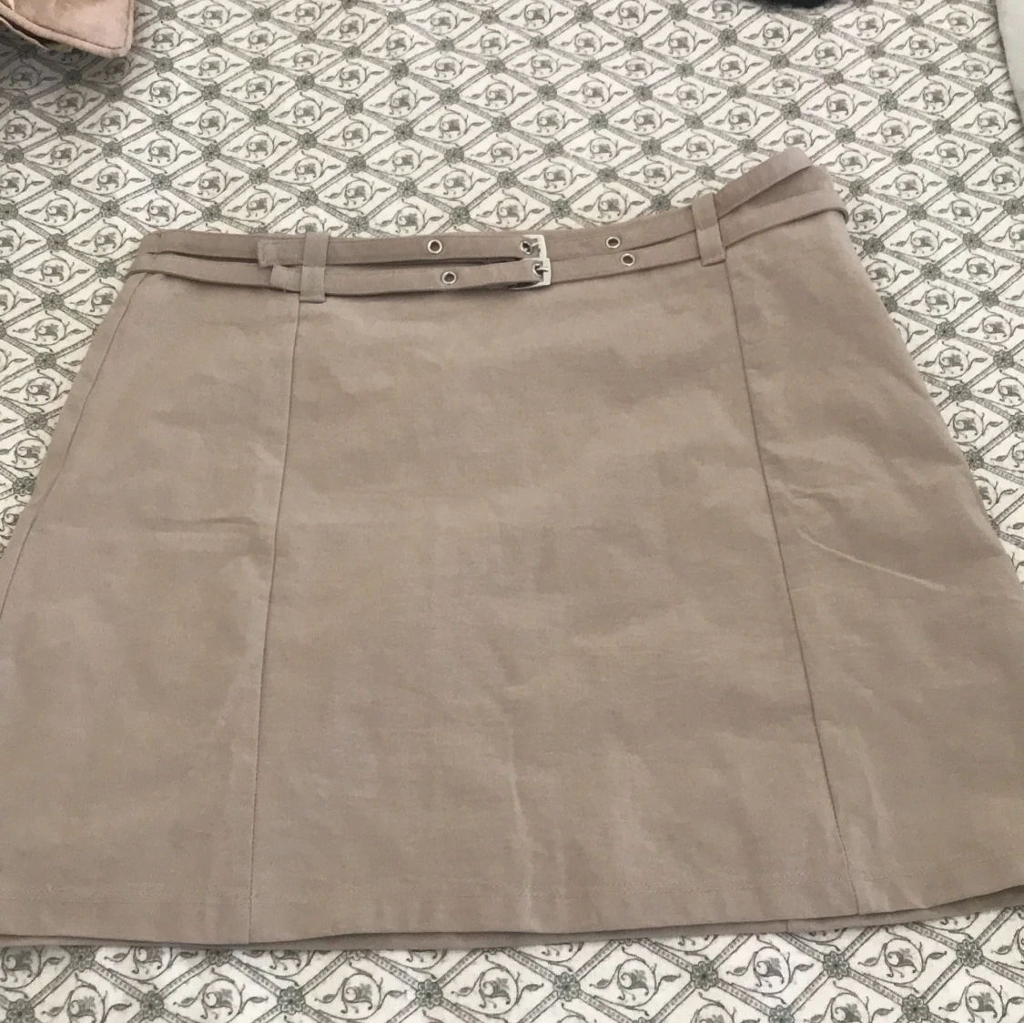 Beige kortkjol med bälte från MNG