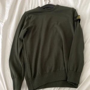 Stone island tröja - Stone island tröja i mycket bra skick, använd ett fåtal gånger, priset går att prutas vid snabb affär