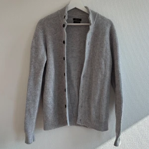 Grå ribbstickad kofta Massimo Dutti - Snygg grå ribbstickad kofta från Massimo Dutti i mjuk ull- och kashmirblandning. Grymt skick. Sitter som small.
