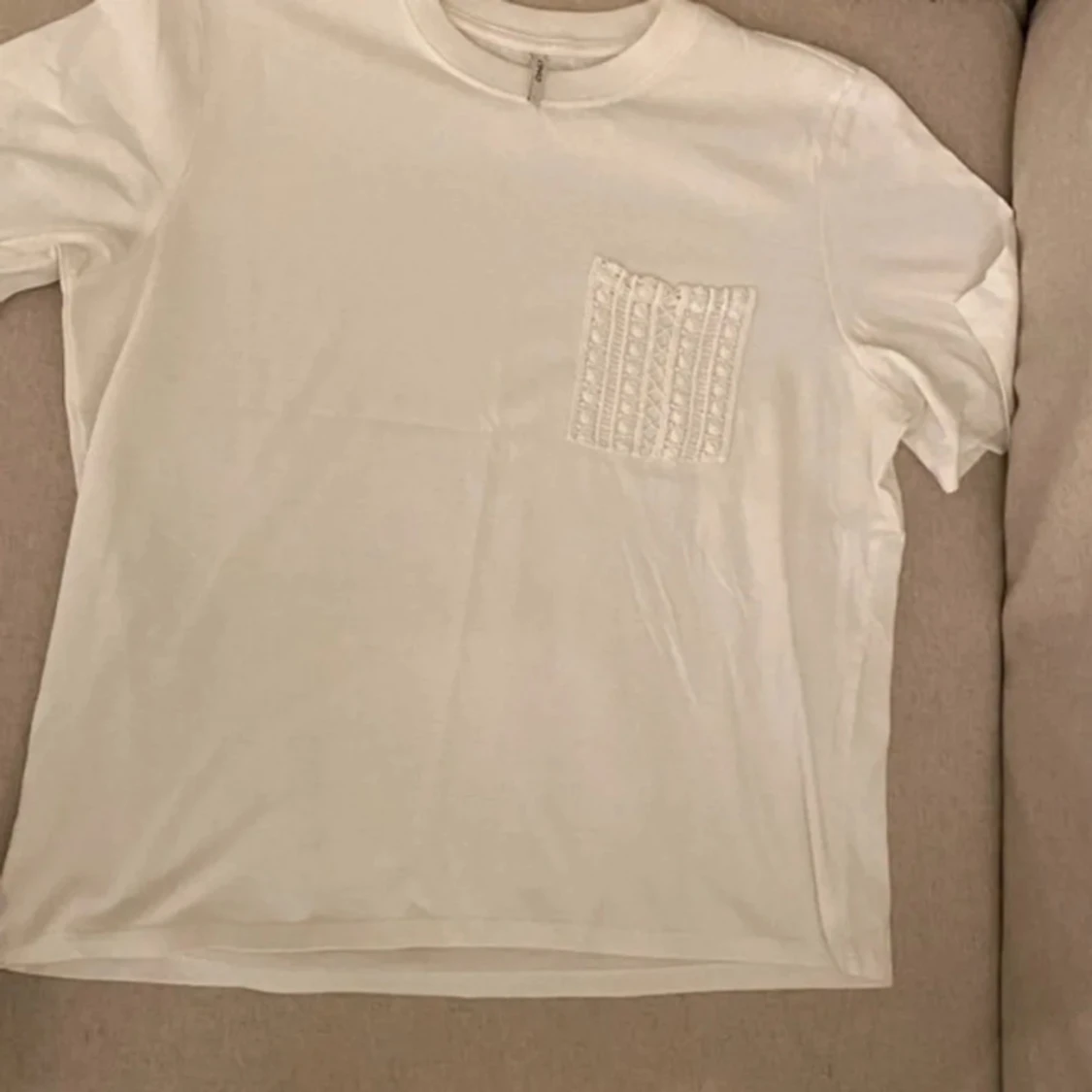 Vit t-shirt med spetsficka! - 3