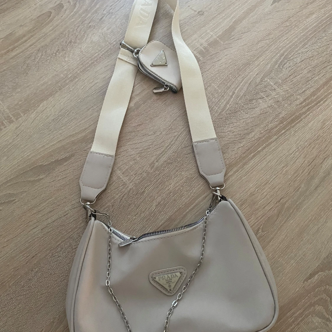 Beige axelväska från Prada med kedja - 2