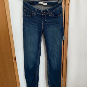 Levi's Bold Curve skinny jeans blå - Snygga Levi's Bold Curve jeans i mörkblå tvätt med skinny fit och låg midja. Klassiska kontrastsömmar, fem fickor och Levi's logga på bakfickan. Perfekta för dig som gillar en tight och modern look.