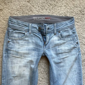 Ljusblå bootcut jeans från Big Star - Jättefina ljusblå jeans från Big Star. Köpte på Vinted men säljer då de var för små för mig. Finns ett litet hål samt två små fläckar. Midjemått: 37 Innerbenslängd: 80 Grenhöjd: 18