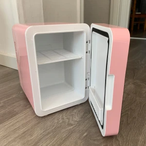 Skincare fridge - Är en skincare fridge så den är bara kylande för att kunna ha sina hudvårdsprodukter. Lampan på framsidan av speglen funkar inte men de är inget som stör funktionen. Kommer även med en sladd till som man får. köptes för ca 800kr