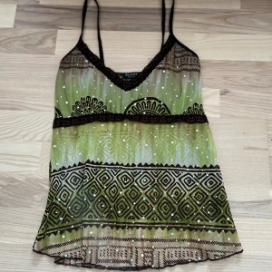 Grön mönstrad linnetopp Sisters Point - Supersnygg grön och brun linnetopp från Sisters Point med tunna axelband, v-ringning och glittriga paljettdetaljer. Köpt på en loppis men sen inte kommit till användning, fint skick!