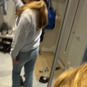 ljusblå hoodie  - (kommer bättre bilder snart) ljusblå hoodie som jag har använt 2 gånger den är från monki men den säljs inte längre! vid snabba köp 75kr annars 100kr