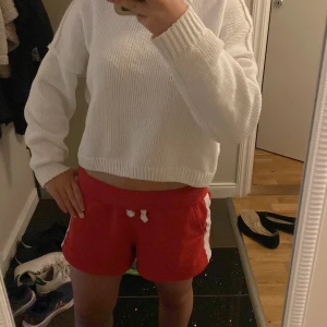 Vit stickad tröja från Hollister - Säljer en vit stickad tröja från Hollister. Tröjan har en klassisk rund halsringning, ribbade muddar och är långärmad. Perfekt för lager-på-lager och enkel att matcha med olika outfits. Knappt använd