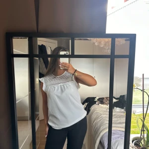 Vit sommar blus  - Super söt blus med lite spets upptill, använd fåtal gånger! 