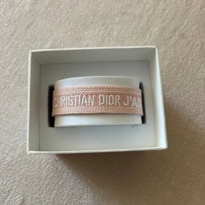 Christian dior armband  - Christian dior armband, helt nytt. Perfekt nu till sommaren 💫