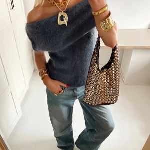 Mörkgrå offshoulder stickad topp - Skit snygg och populär topp från design by si som endast kommit till användning 1 gång. Nypris 499kr