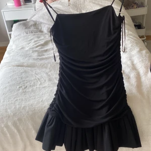 Svart kort klänning från Zara - Supersnygg svart kort klänning från Zara ❤️