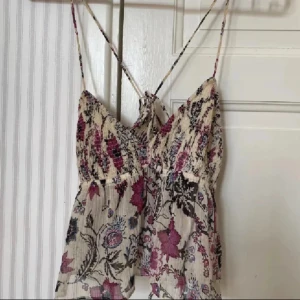 Zara topp - Säljer min eftertraktade och trendiga topp från zara! 🌟Storlek S men passar nog vem som helst mellan XS-M!