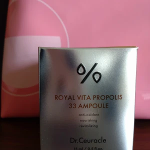 Ny Dr.Ceuracle Royal Vita Propolis Ampoule 15 ml  - Ny oöppnad Royal Vita Propolis 33 Ampoule från Dr.Ceuracle är en närande och revitaliserande ansiktsampull med propolis och royal jelly-extrakt. Kommer i en snygg, triangelformad, metallicförpackning på 15 ml. Perfekt för dig som vill boosta huden med glow och fukt.