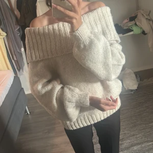 Offshoulder stickad tröja Gina Tricot - Supermysig offshoulder stickad tröja från Gina Tricot i ljusbeige. Tröjan har bred ribbad kant upptill, ballongärmar och är perfekt för kyliga dagar. Snygg att styla med både jeans och kjol för en trendig look. Använd 1 gång ❤️köptes för ca 1 och ett halvt år sen😊