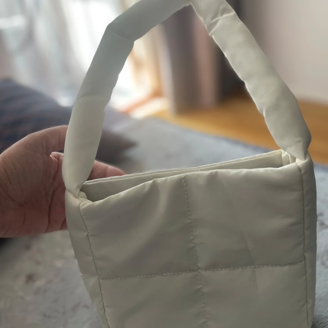 Vit quiltad axelväska  - 1