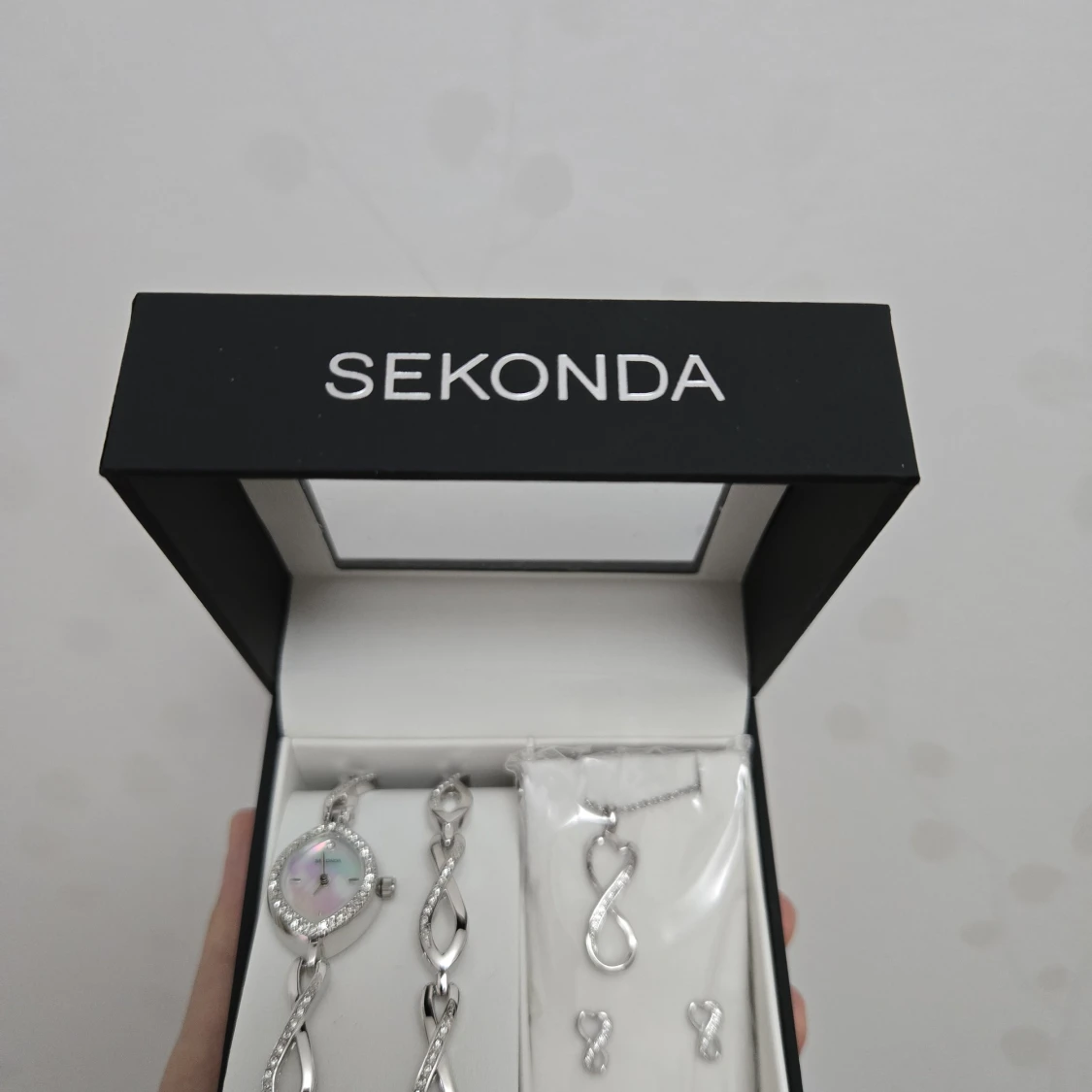 Sekonda smyckeset i silver med stenar