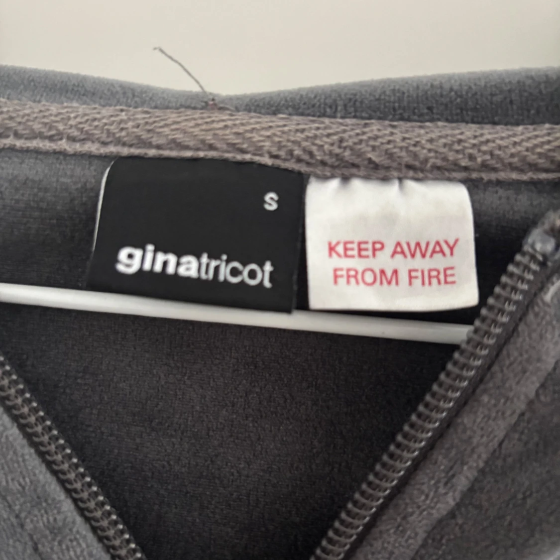 Grå velour hoodie från Gina Tricot - 2