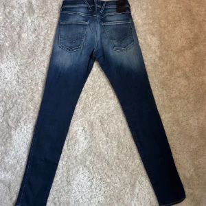 Replay Anbass jeans  - Säljer dessa replay anbass för det låga priset av 249! W29/34