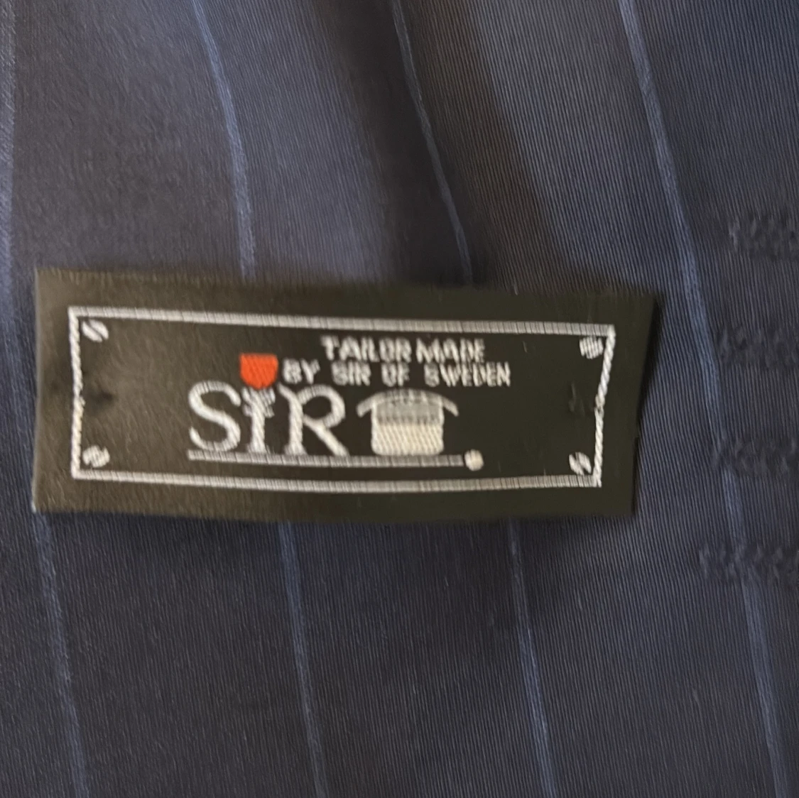 Mörkblå randig kostym från SIR - 3