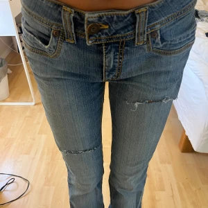 Lågmidjade jeans  - Super snygga jeans från Lindex i storlek 36. Köpta secondhand men fortfarande i bra skick! Jeansen har ett litet hål under höger bakficka (sista bilden) men det är inte något man tänker på när man har de på sig!