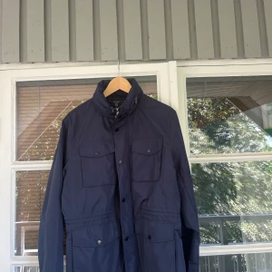 Field jacket bondelid - Säljer en mörkblå field jacket från bondelid som Max använts 3 gånger och är i väldigt bra skick. En perfekt jacka för höst eller vår. Hör gärna av er vid frågor!