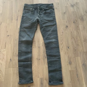 Dondup George Jeans - Superdyra dondup george jeans i ett bra skick! Inga fel men jeansen hål osv, se bild (3) för de defekter som finns inget märkvärdigt! Storlek 32! 