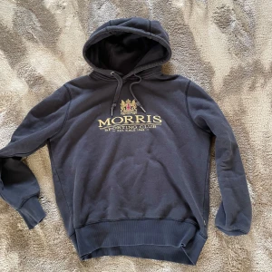 MORRIS HOODIE - Säljer nu min feta Morris hoodie i stl Xs.🙌 Skick 9/10. Längd 60cm. Hör av dig om du har någon fråga✌️
