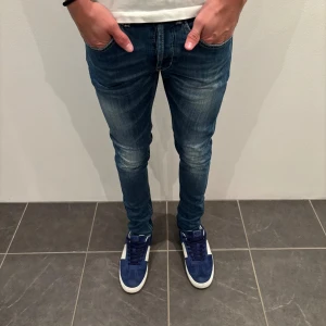 Dondup jeans George  - Trendigaste jeansen på marknaden! Hej, Säljer nu dessa sjukt snygga dondup jeans som är perfekt till våren och sommaren  Storlek= 30  Skick= 9,5/10 Ny pris= 4000 kr Säljs för= 999 kr Västligt populär och sällsynt modell 
