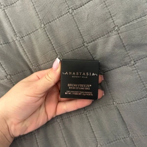 Anastasia Brow Freeze brynvax - Brow Freeze från Anastasia Beverly Hills är ett transparent brynvax som ger maximal stadga och formar brynen snyggt. Innehåller 8g. Den är helt ny 
