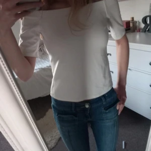 Vit offshoulder topp - Sparsamt använd. Resor på insidan av urringningen. Kontakta gärna vid frågor🩷