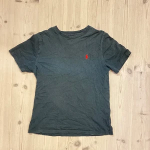  Ralph Lauren T-shirt  - Säljer en fräsch Ralph lauren T shirt i barn storlek , passar om man är runt 160 till 170 , den är mycket mörkare än vad man ser på bilden , skriv för frågor eller likande 🤗