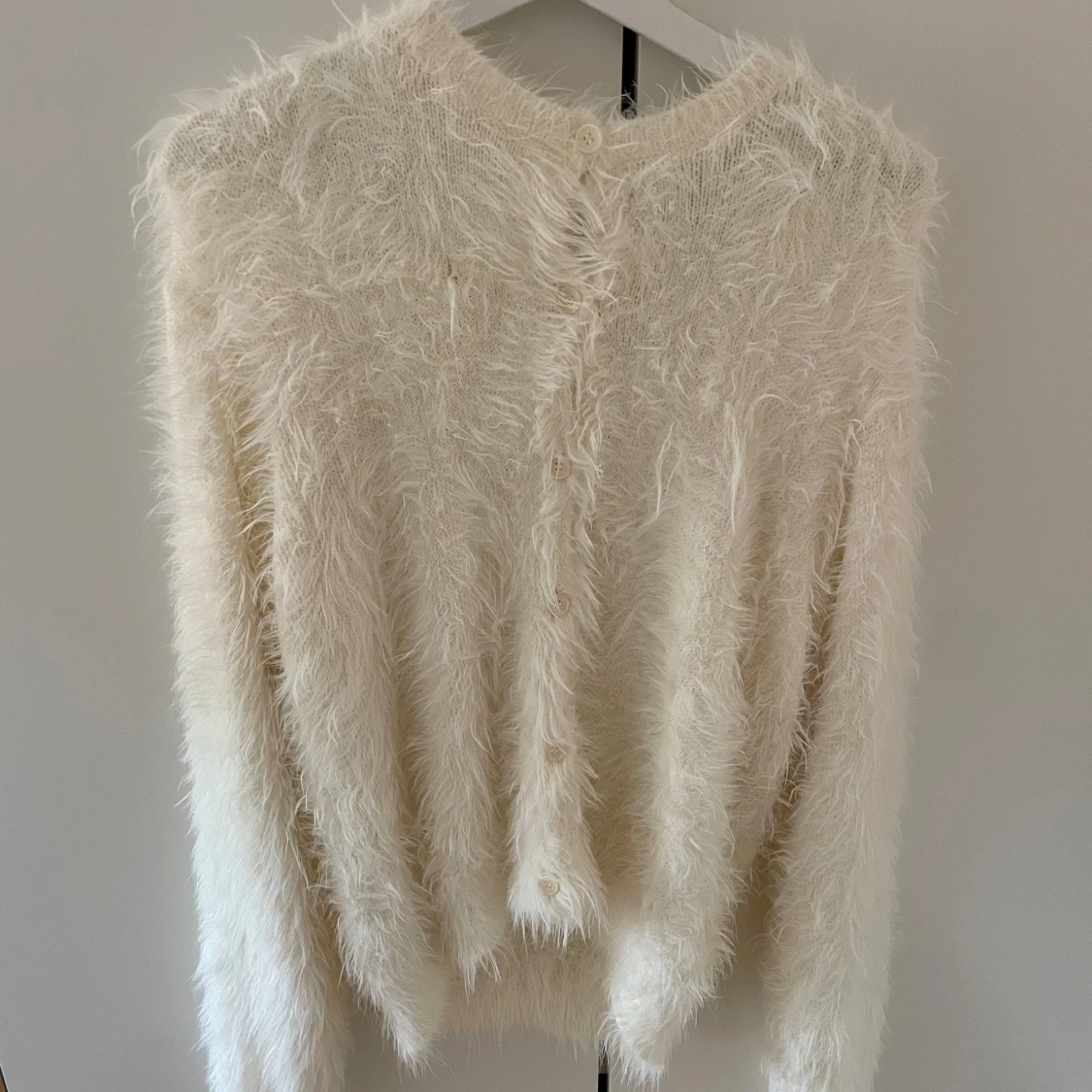 Vit fluffig kofta från Carin Wester - 1
