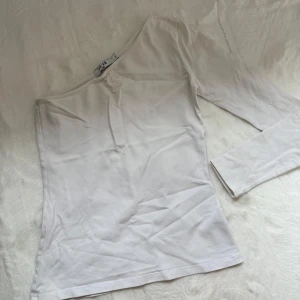 Vit långärmad topp från NAKD - En enkel och stilren vit långärmad topp från NAKD.  Om du önskar fler bilder, skicka dm!🩷