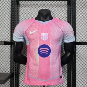 Rosa FC Barcelona fotbollströja Nike äkta  - Snygg FC Barcelona fotbollströja i rosa och ljusblå toner från Nike. Tröjan har korta ärmar, klubbmärke och Nike-logga på bröstet samt Spotify-logga i mitten. Tillverkad i lätt och ventilerande material, perfekt för match eller träning. Inget namn där back den är 100% äkta med taggar 